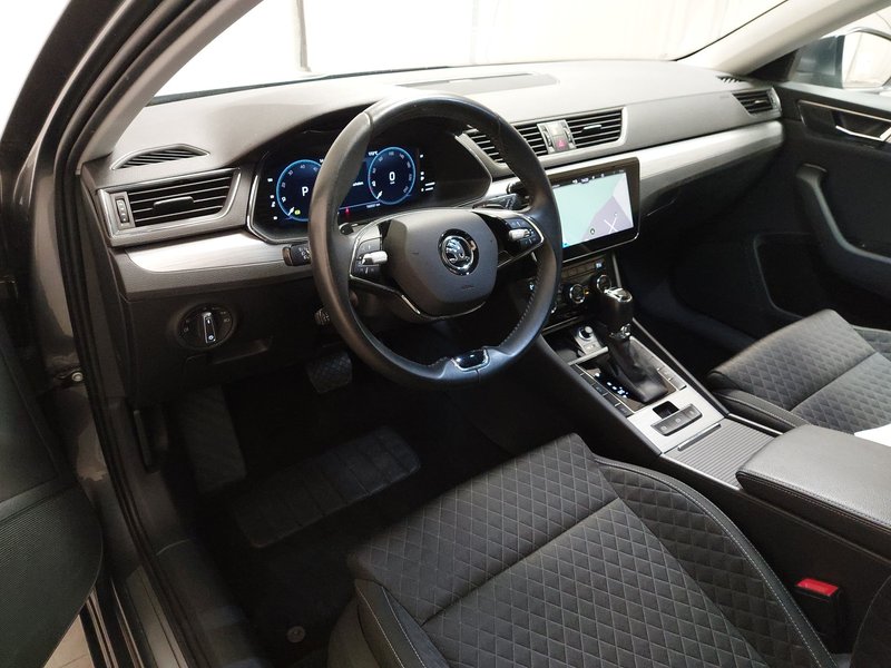Škoda Superb Kombi 2.0 TDI automatik Ambition • AHK • Full LED — 6