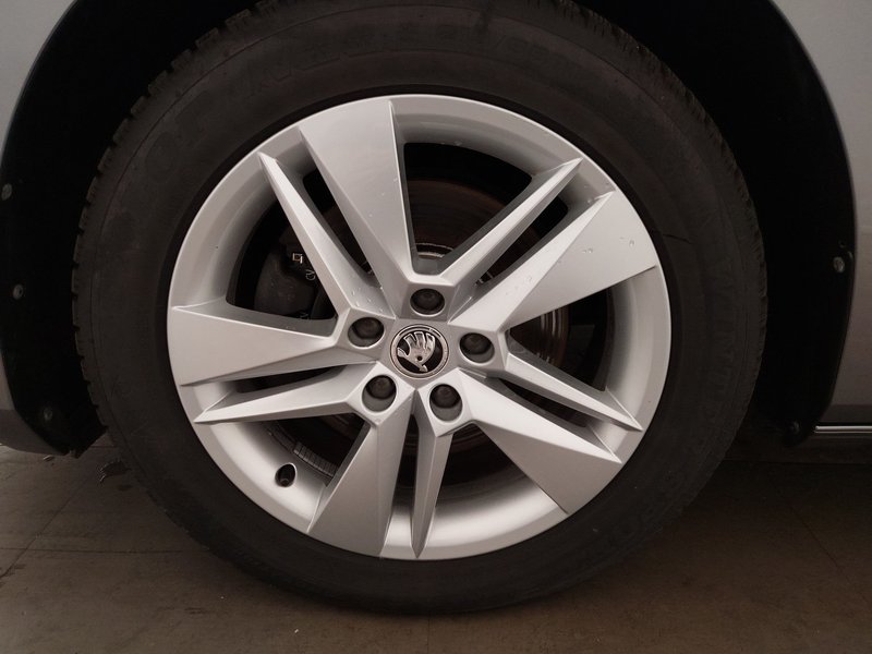 Škoda Superb Kombi 2.0 TDI automatik Ambition • AHK • Full LED — 8