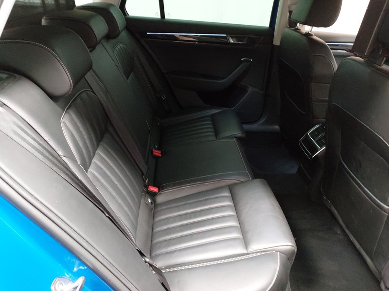 Škoda Superb Combi 1.4 TSI iV L&K automatik • električna peta vrata • Full LED — 11