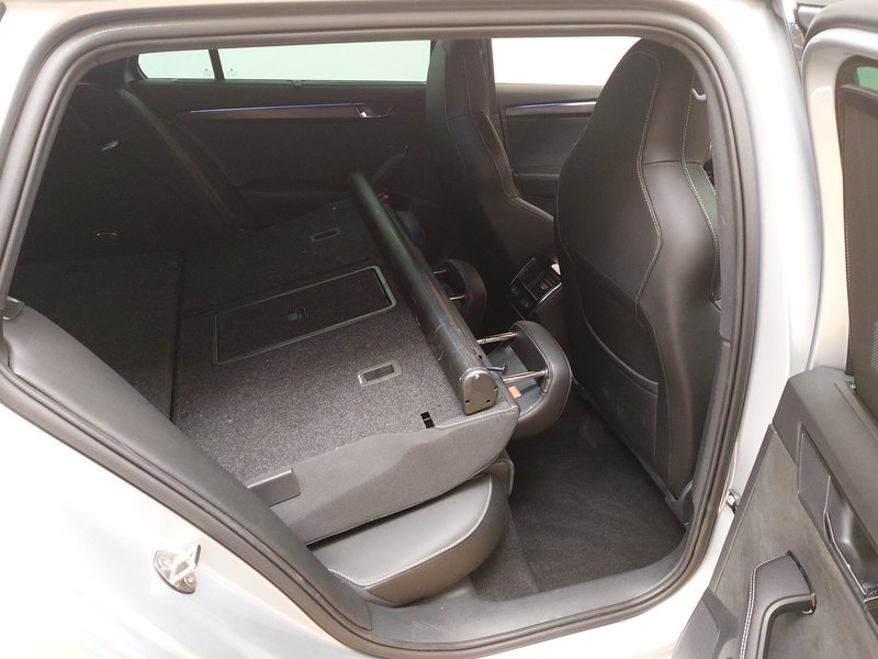Škoda Superb Combi 2.0 TDI SportLine automatik • ACC • LED — 11