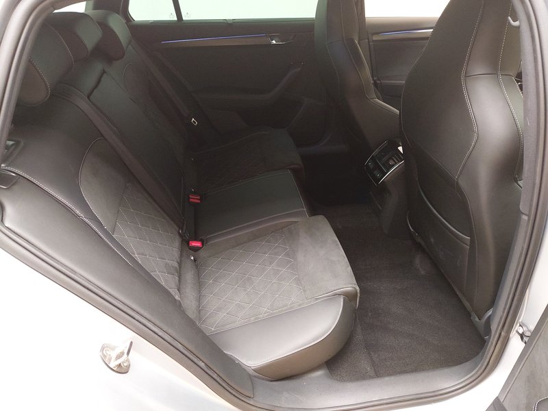Škoda Superb Combi 2.0 TDI SportLine automatik • ACC • LED — 12
