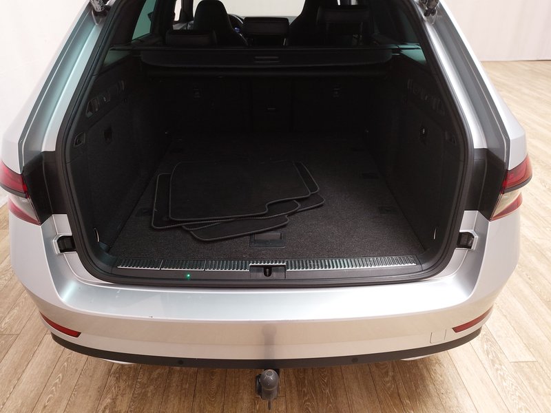 Škoda Superb Combi 2.0 TDI SportLine automatik • ACC • LED — 18