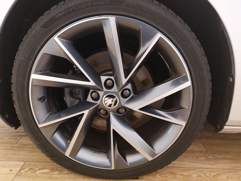 Škoda Superb Combi 2.0 TDI SportLine automatik • ACC • LED — 8