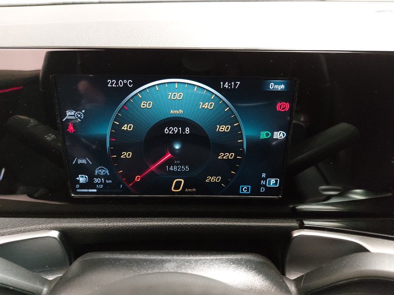Mercedes-Benz GLB 200 d 4MATIC automatik AMG Line • panorama • ACC — 23
