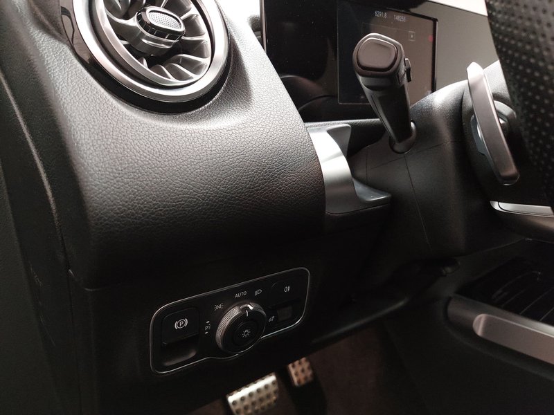 Mercedes-Benz GLB 200 d 4MATIC automatik AMG Line • panorama • ACC — 7