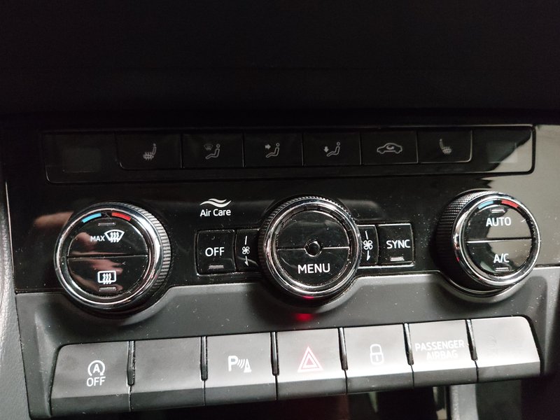 Škoda Karoq 2.0 TDI 4x4 Clever • panorama • ACC — 15