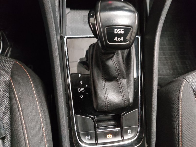 Škoda Karoq 2.0 TDI 4x4 Clever • panorama • ACC — 16