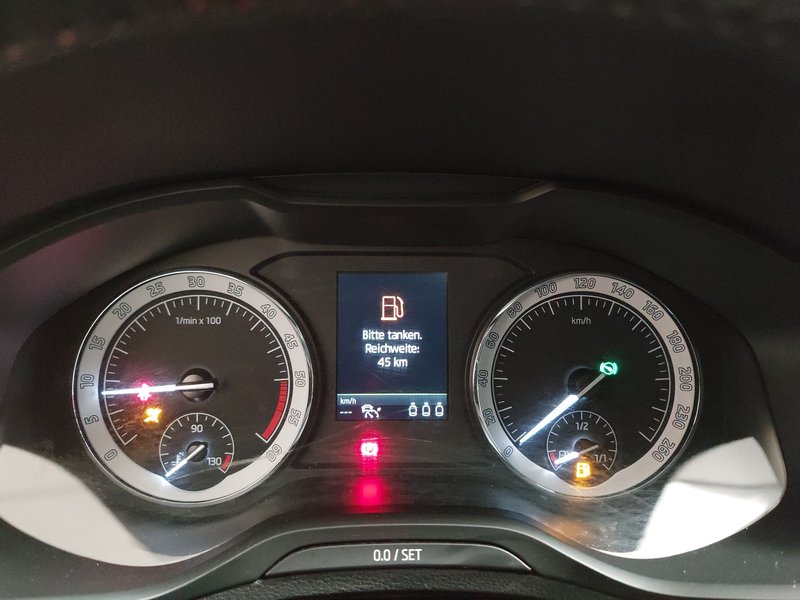 Škoda Karoq 2.0 TDI 4x4 Clever • panorama • ACC — 24