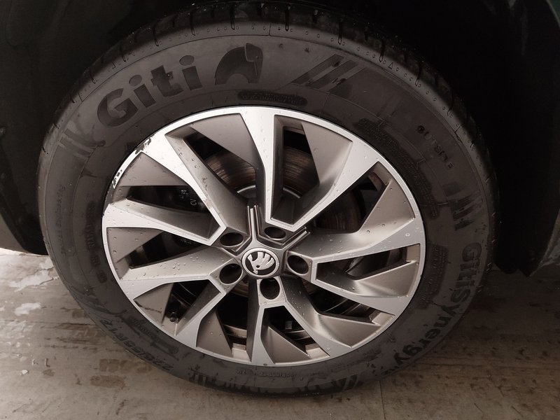 Škoda Karoq 2.0 TDI 4x4 Clever • panorama • ACC — 8