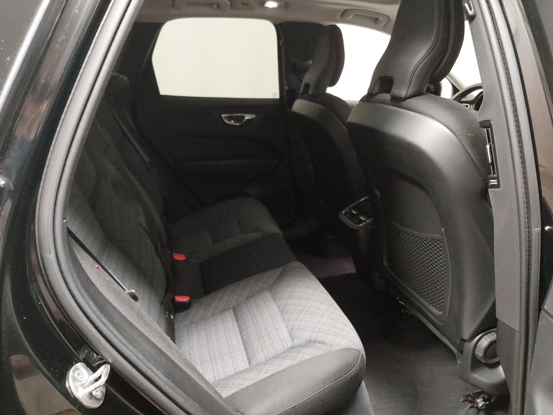 Volvo XC60 B4 D Momentum Pro automatik • panorama • LED — 12