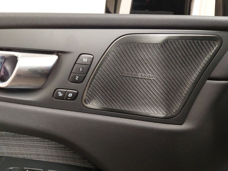 Volvo XC60 B4 D Momentum Pro automatik • panorama • LED — 15