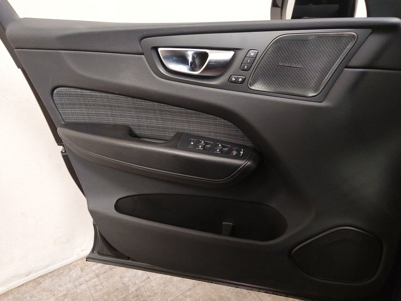 Volvo XC60 B4 D Momentum Pro automatik • panorama • LED — 5