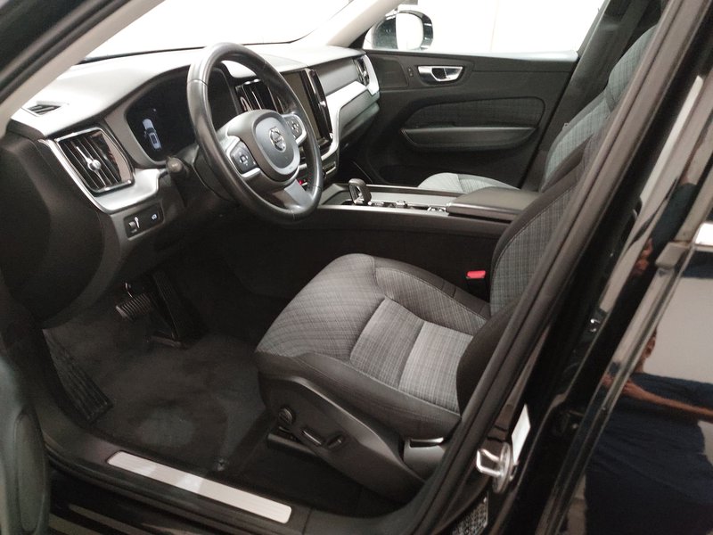 Volvo XC60 B4 D Momentum Pro automatik • panorama • LED — 6