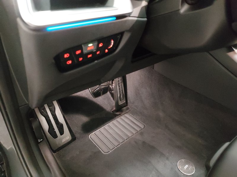 BMW 330e Touring M Sport automatik • ACC • LED — 7