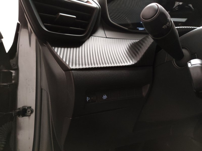 Peugeot 208 1.2 PureTech • 360° kamera • digitalni instrumenti — 7