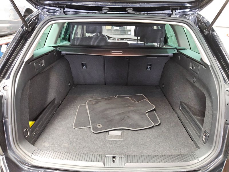 Volkswagen Passat Variant 2.0 TDI automatik Business • ACC • Full LED — 12
