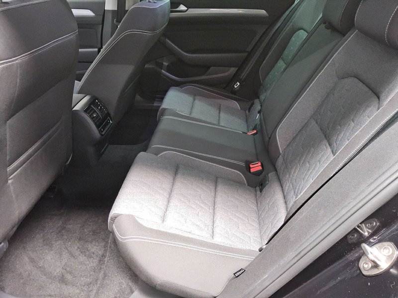 Volkswagen Passat Variant 2.0 TDI automatik Business • ACC • Full LED — 13