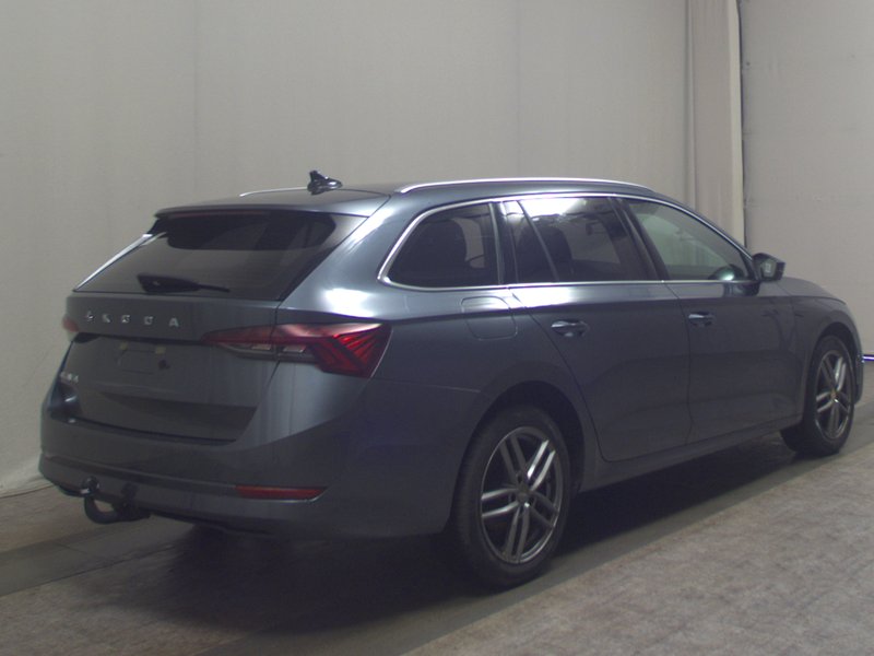 Škoda Octavia Kombi 2.0 TDI automatik Style • ACC • električna peta vrata — 4