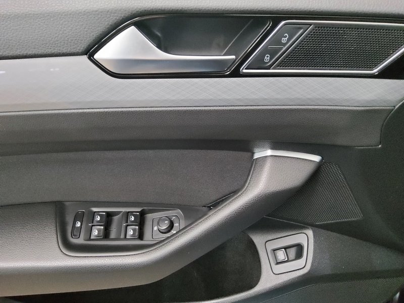 Volkswagen Passat Variant 2.0 TDI automatik Business • Full LED • ACC — 10