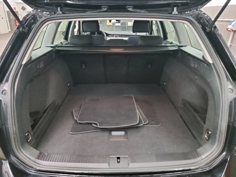 Volkswagen Passat Variant 2.0 TDI automatik Business • Full LED • ACC — 12