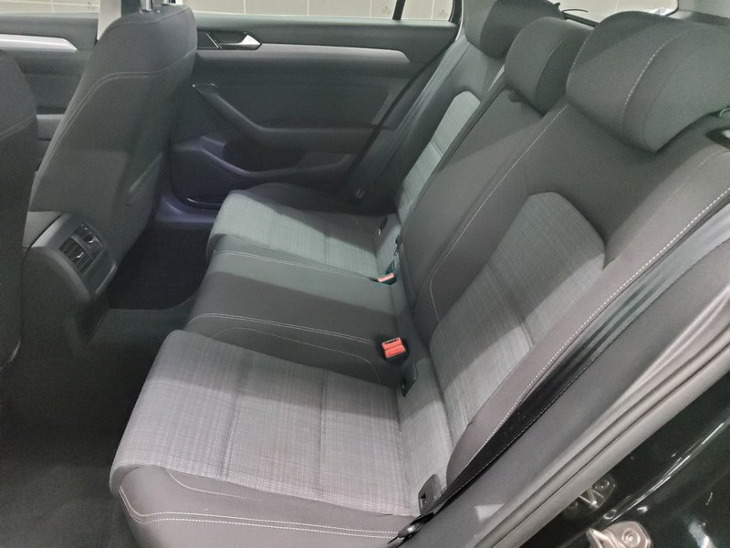 Volkswagen Passat Variant 2.0 TDI automatik Business • Full LED • ACC — 13