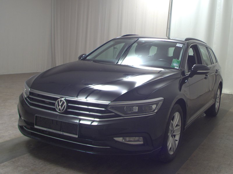 Volkswagen Passat Variant 2.0 TDI automatik Business • Full LED • ACC — 2
