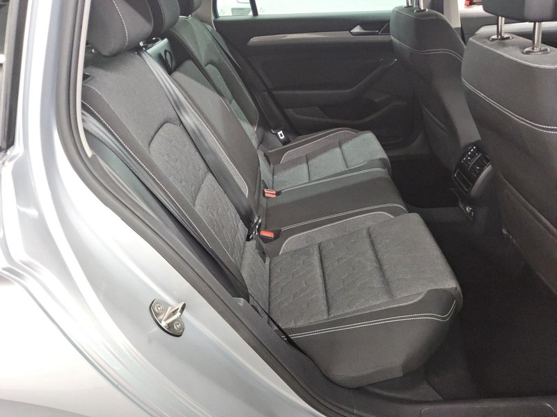 Volkswagen Passat Variant 2.0 TDI automatik 4MOTION Business • ACC • Full LED — 13