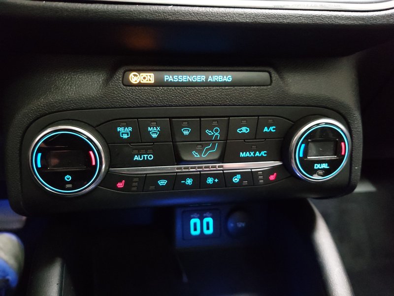Ford Focus Turnier 1.5 EcoBlue automatik Vignale • ACC • el. peta vrata — 15