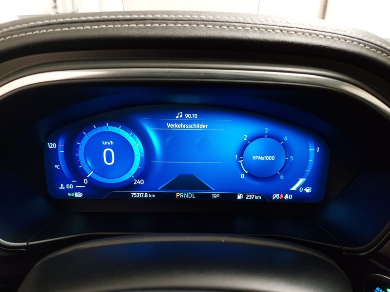 Ford Focus Turnier 1.5 EcoBlue automatik Vignale • ACC • el. peta vrata — 24