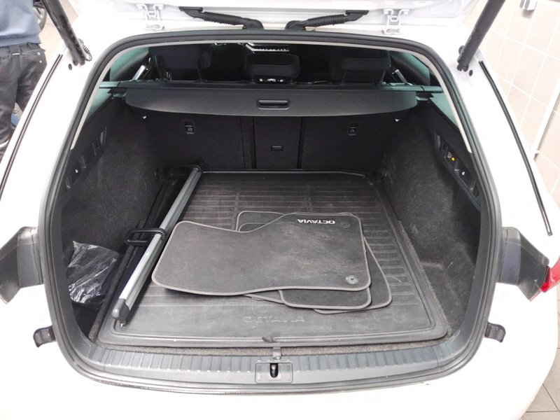 Škoda Octavia Combi 2.0 TSI 4x4 Style automatik • ACC • AHK — 12