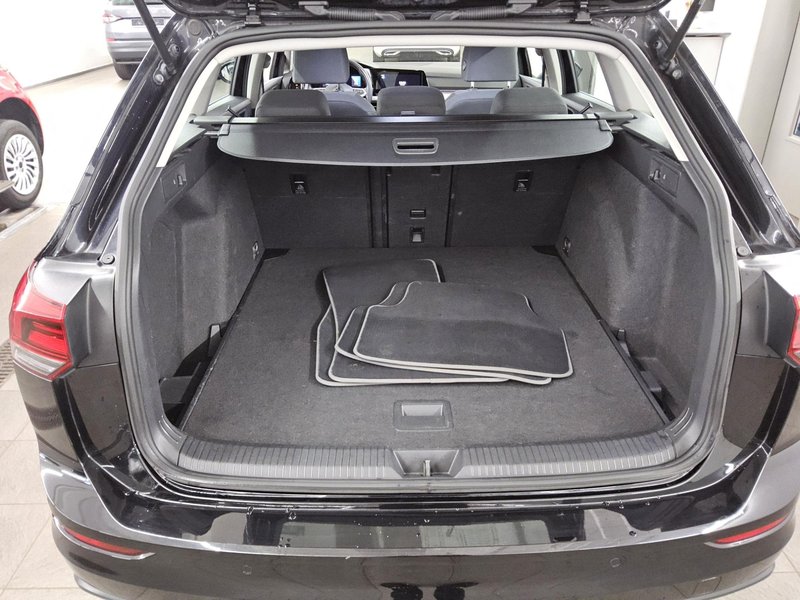 Volkswagen Golf 8 Variant 2.0 TDI automatik Life • ACC • Full LED — 12