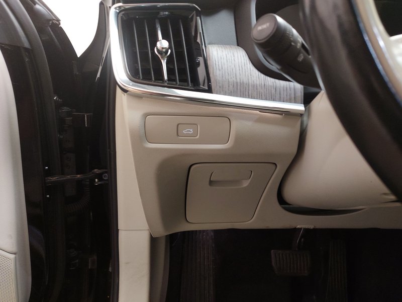 Volvo V90 B4 D Plus Bright automatik • ACC • el. peta vrata — 7