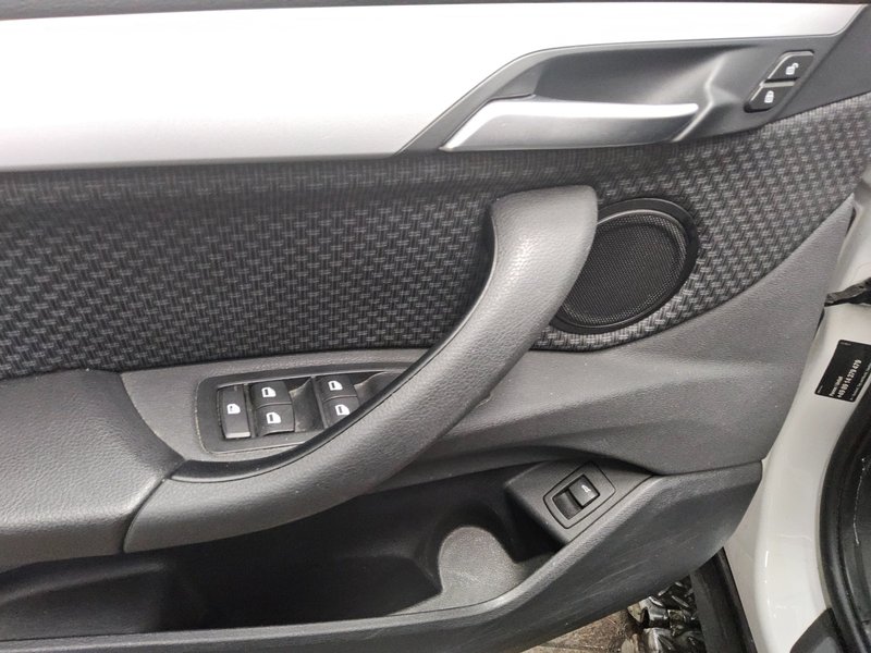 BMW X1 sDrive20d automatik Advantage • Full LED — 9