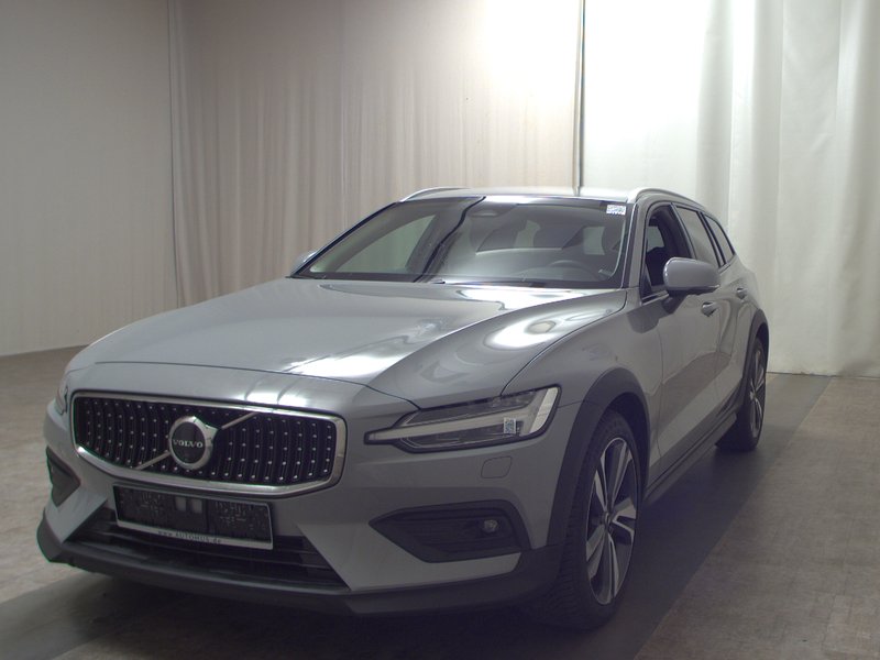 Volvo V60 Plus AWD automatik • Full LED • ACC — 2
