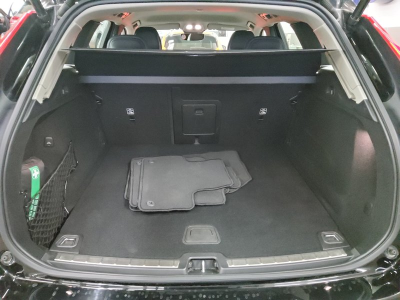 Volvo XC60 B4 D AWD automatik Core • električna vrata • Full LED — 12
