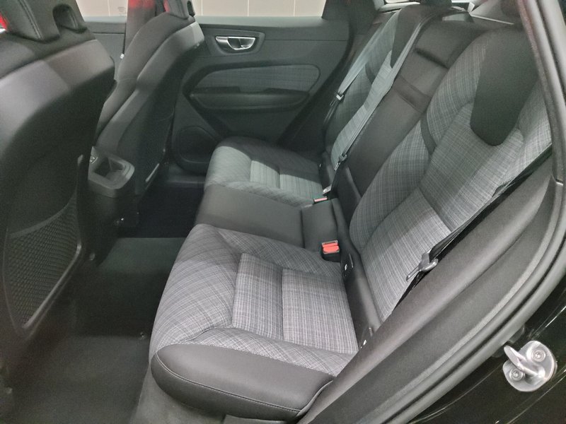 Volvo XC60 B4 D AWD automatik Core • električna vrata • Full LED — 13