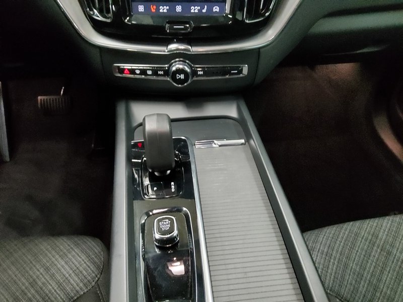 Volvo XC60 B4 D AWD automatik Core • električna vrata • Full LED — 6