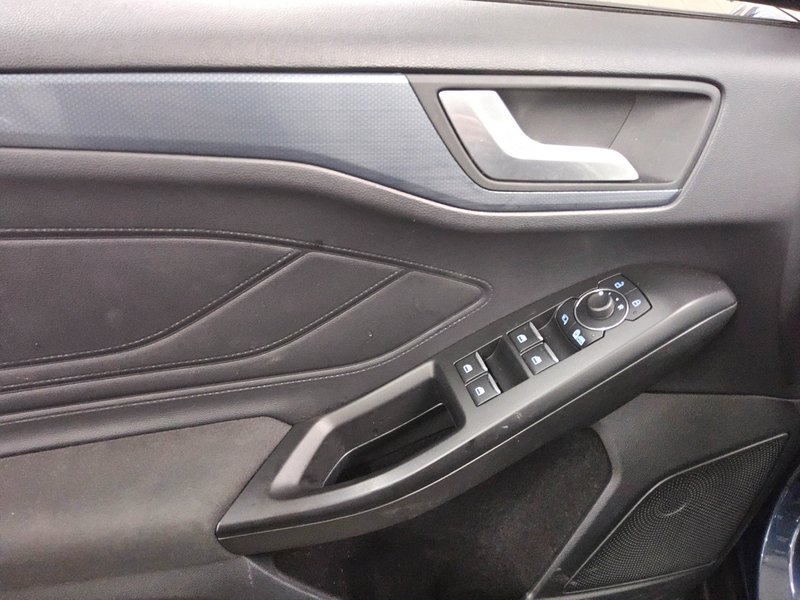 Ford Focus Turnier 2.0 EcoBlue Active • AHK • el. peta vrata — 9