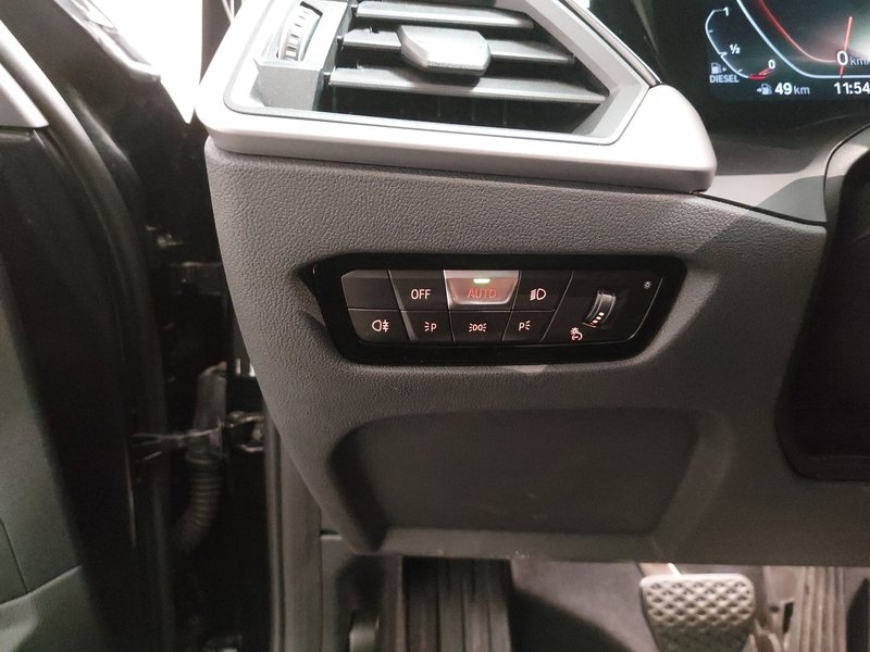 BMW 320d Touring xDrive automatik Advantage • LED • AHK — 7