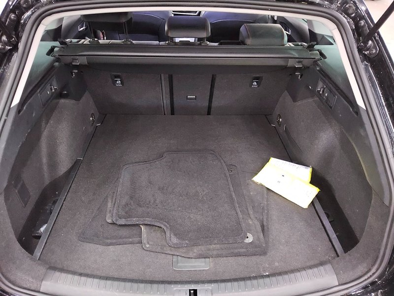 SEAT Leon Sportstourer 2.0 TDI automatik FR • Full LED • digitalni instrumenti — 12