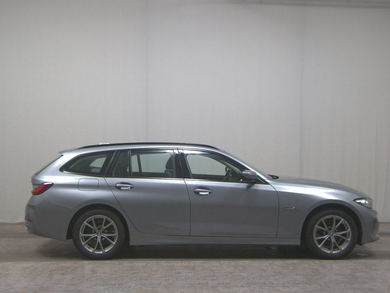 BMW 330e Touring automatik • Full LED • digitalni instrumenti
