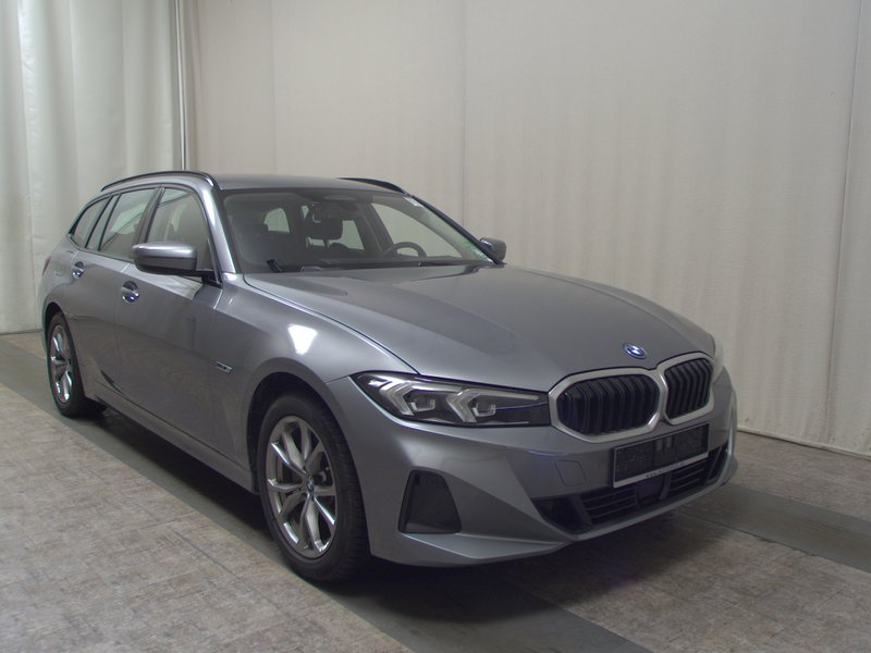 BMW 330e Touring automatik • Full LED • digitalni instrumenti — 3