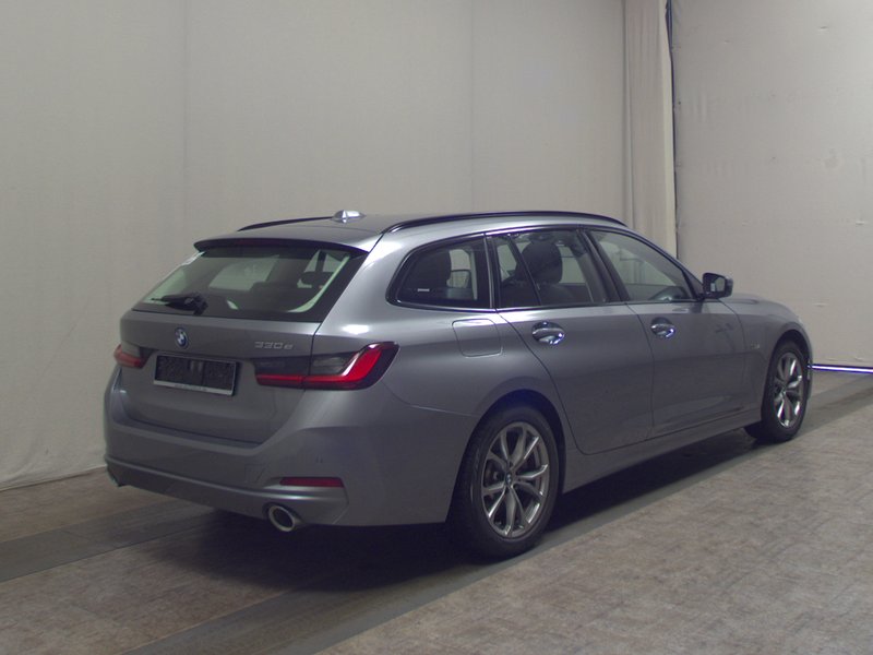 BMW 330e Touring automatik • Full LED • digitalni instrumenti — 4