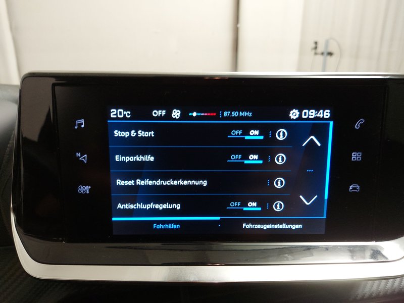 Peugeot 208 PureTech 75 Active Pack • digitalni instrumenti • LED — 19