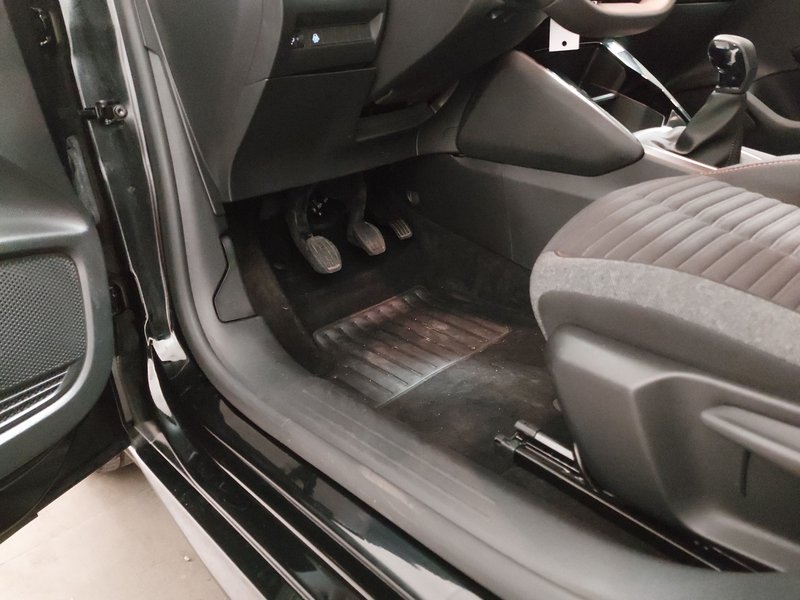 Peugeot 208 PureTech 75 Active Pack • digitalni instrumenti • LED — 7