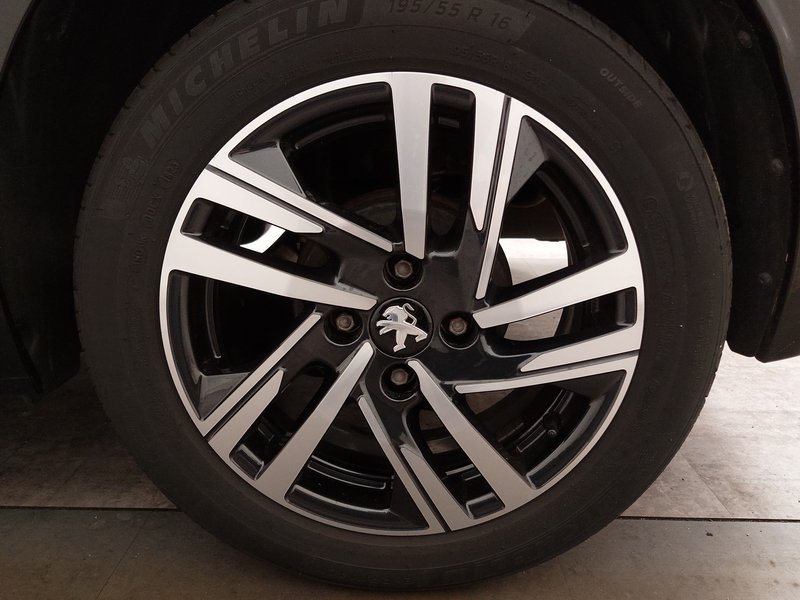 Peugeot 208 PureTech 75 Active Pack • digitalni instrumenti • LED — 8