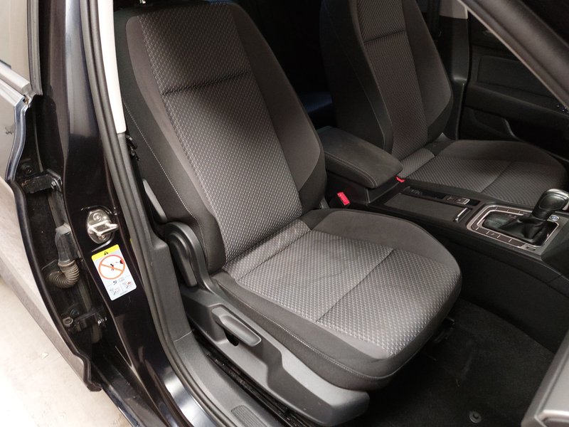 Volkswagen Passat Variant 2.0 TDI Business automatik • AHK • Full LED — 10