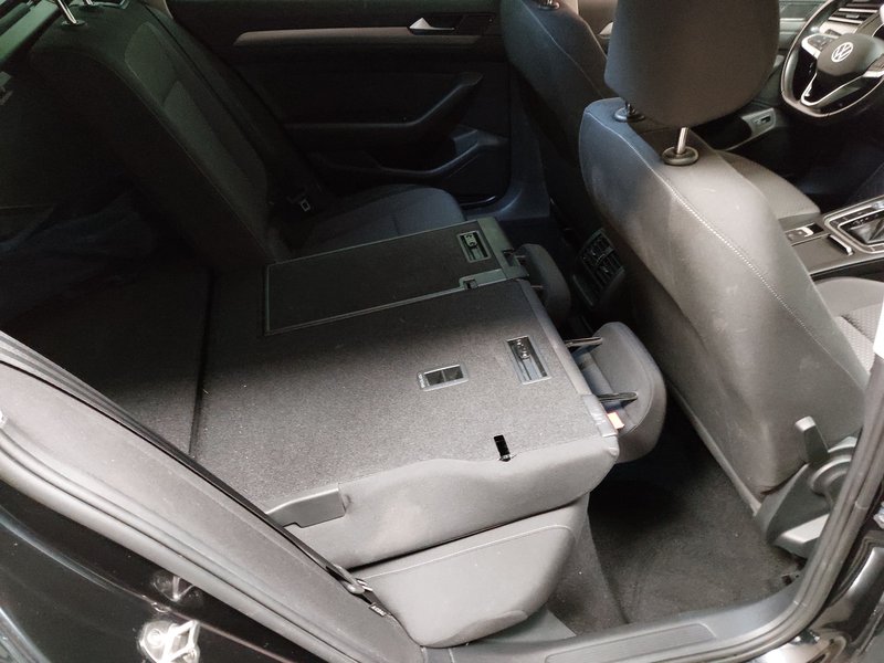 Volkswagen Passat Variant 2.0 TDI Business automatik • AHK • Full LED — 11