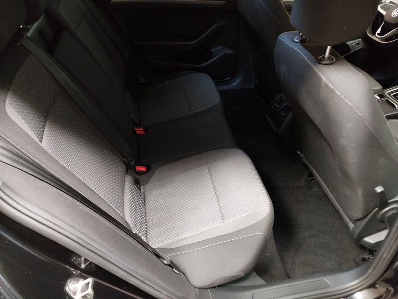 Volkswagen Passat Variant 2.0 TDI Business automatik • AHK • Full LED — 12
