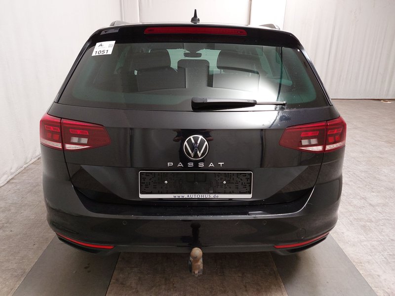 Volkswagen Passat Variant 2.0 TDI Business automatik • AHK • Full LED — 14